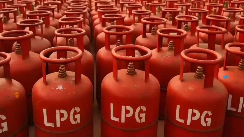 नांदेडमध्ये गॅस टंचाई; रांगा, बुकिंग बंद, ग्राहक हैराण