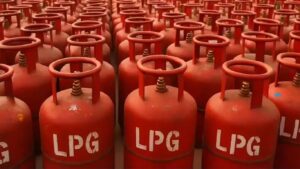 नांदेडमध्ये गॅस टंचाई; रांगा, बुकिंग बंद, ग्राहक हैराण