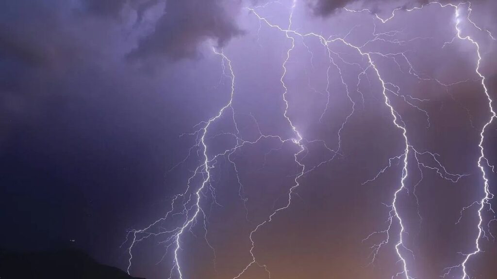 विदर्भात यलो अलर्ट: पुढील ३ दिवस वादळी पाऊस, विजांचा इशारा