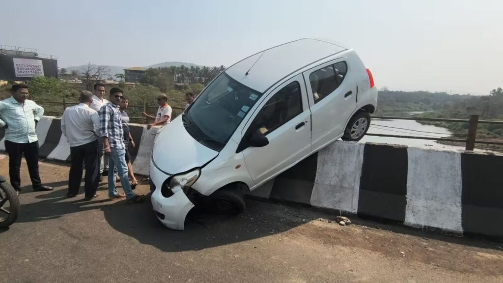 Khed Accident News: मुंबई-गोवा महामार्गावर कार थेट जगबुडी पुलाच्या कठड्यावर; थरारक अपघात