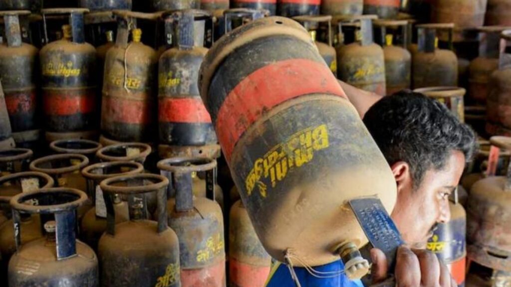 केंद्राच्या आदेशानंतरही पुण्यात कमर्शियल गॅस टंचाई व्यावसायिक अजूनही ‘वेटिंग’वर