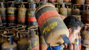 केंद्राच्या आदेशानंतरही पुण्यात कमर्शियल गॅस टंचाई व्यावसायिक अजूनही ‘वेटिंग’वर