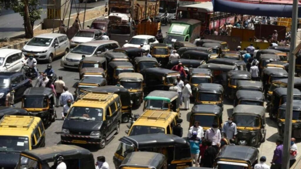 रिक्षाचालकांना वाहतूक पोलिसांचा इशारा प्रवाशांशी सौजन्य बाळगा, भाडे नाकारू नका