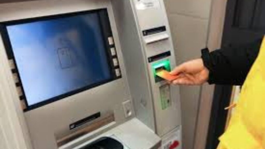 ATM New Rules 2026: 1 एप्रिलपासून बदलणार नियम; QR कोडने पैसे काढणे, लिमिट आणि शुल्कात बदल