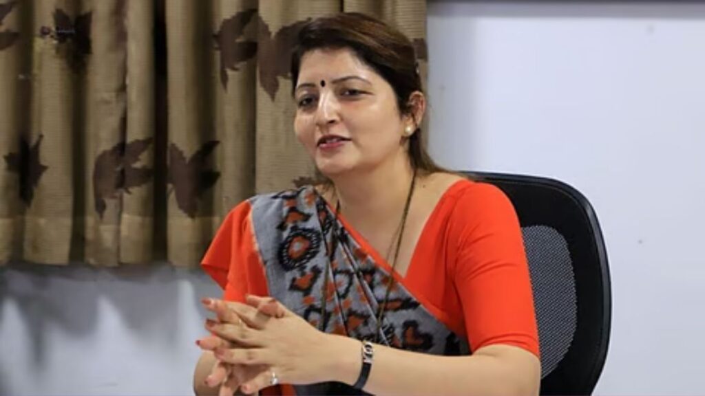 भोंदू खरात प्रकरणामुळे रुपाली चाकणकर अडचणीत NCP महिला प्रदेशाध्यक्षपदावरून हटवण्याची शक्यता