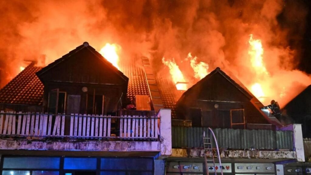 नागपूर डंपिंग यार्डजवळ भीषण आग; 8 गोदामे जळून खाक, सिलिंडर स्फोटामुळे परिस्थिती गंभीर