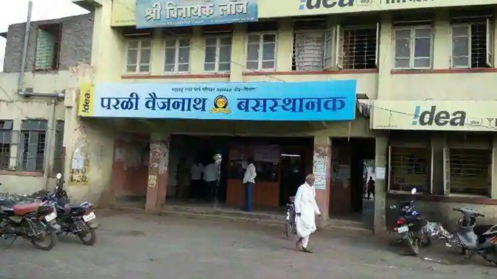 परळी बसस्थानकात दीड वर्षांच्या चिमुकलीला सोडून आई फरार; बीड जिल्ह्यात संताप