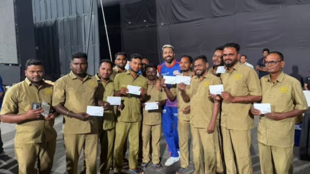 हार्दिक पांड्याने जिंकली मनं वानखेडेच्या ग्राऊंड स्टाफला लाखोंची मदत, फोटो व्हायरल