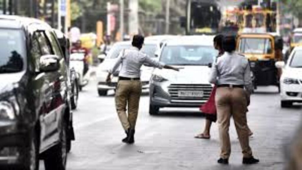 मिरा रोडमध्ये खळबळ: महिला कर्मचाऱ्याकडे हप्त्याची मागणी, वाहतूक पोलीस अधिकाऱ्यांवर गुन्हा