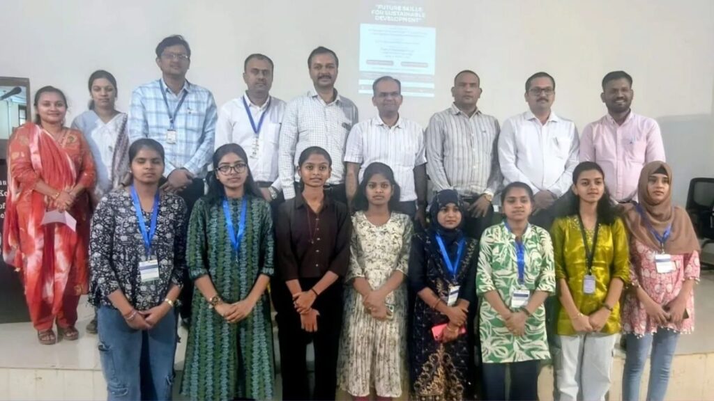 कराडच्या लेकींची आयआयटी मुंबई स्पर्धेत बाजी; ‘इकोपल्स बस स्टॉप’ प्रकल्पाला राज्यस्तरावर प्रथम क्रमांक