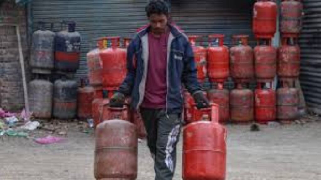 जळगावमध्ये गॅस टंचाई तीव्र गृहिणींचा चुलीकडे कल, शेणाच्या गोवऱ्यांची मागणी वाढली