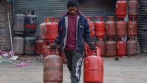 जळगावमध्ये गॅस टंचाई तीव्र गृहिणींचा चुलीकडे कल, शेणाच्या गोवऱ्यांची मागणी वाढली