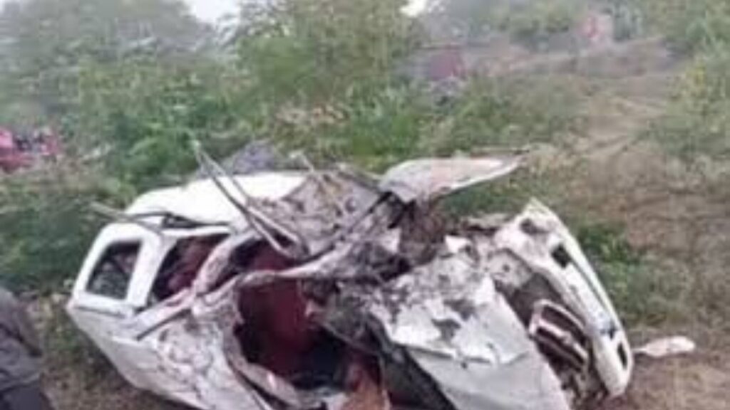 सोलापूरमध्ये भीषण अपघात कार-कंटेनर धडकेत दोन तरुणांचा जागीच मृत्यू