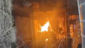 दिल्लीतील शेख सराय परिसरात भीषण आग जुनी इमारत जळून खाक, व्हिडिओ सोशल मीडियावर व्हायरल