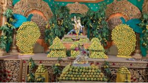 अक्षय तृतीयेच्या मुहूर्तावर श्रीमंत भाऊसाहेब रंगारी गणपती मंदिर येथे ७ हजार आंब्यांचा महानैवेद्य पुण्यात आंबा महोत्सवाची भक्तिमय उत्सवात साजरी परंपरा