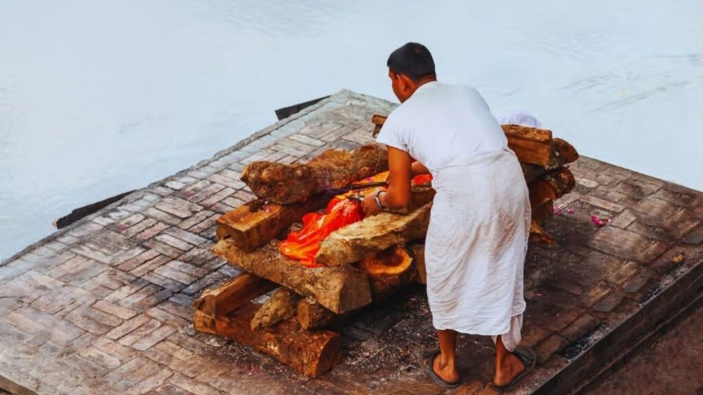 वाईमध्ये धक्कादायक प्रकार: मृतदेहांची अदलाबदल पेटती चिता विझवावी लागली