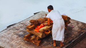 वाईमध्ये धक्कादायक प्रकार: मृतदेहांची अदलाबदल पेटती चिता विझवावी लागली