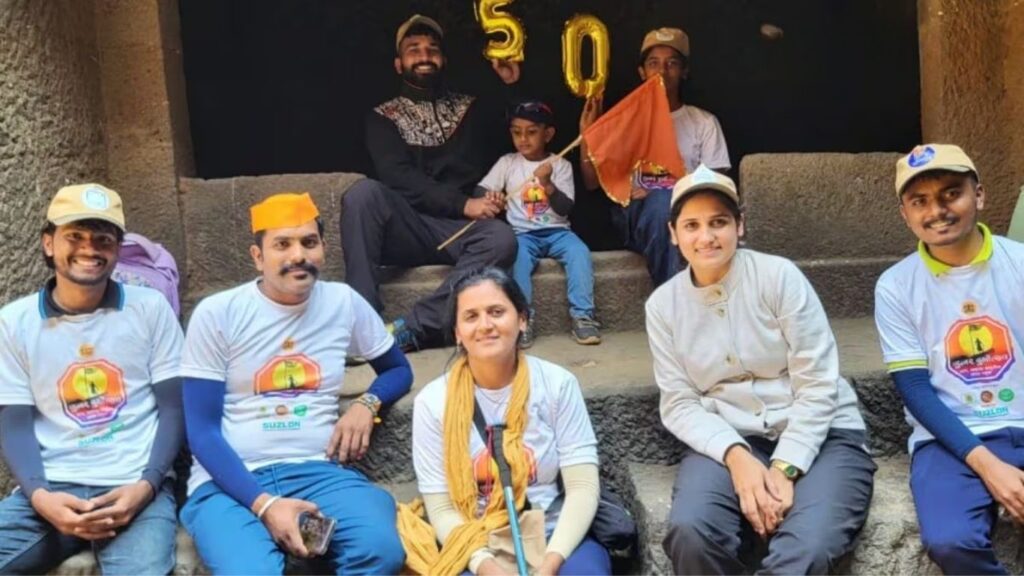 मावळच्या 3 वर्षांच्या रायाजी घारेची कमाल! 50 गड-किल्ले सर करून इंडिया बुक ऑफ रेकॉर्ड्समध्ये नोंद