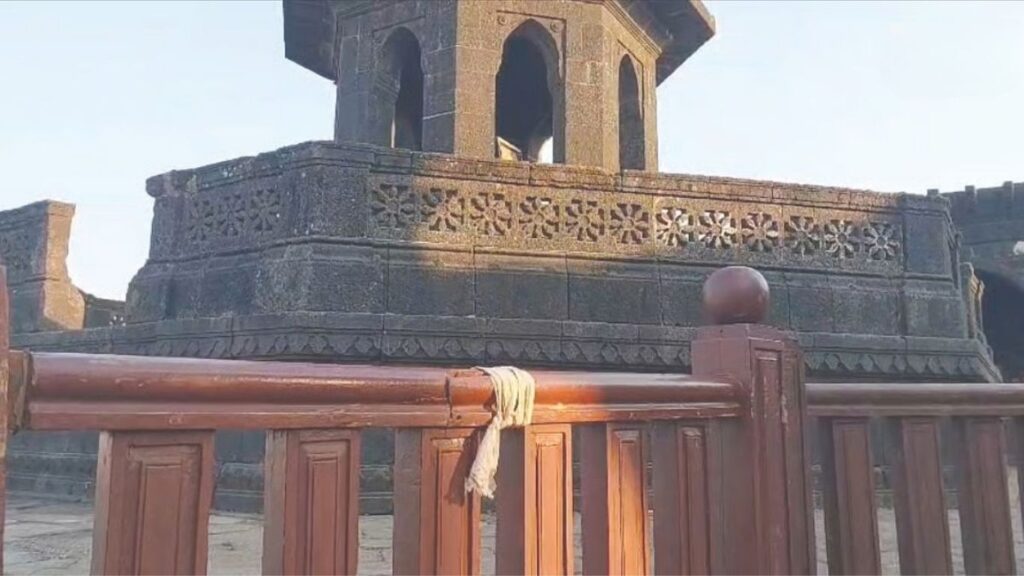 रायगडावर शिवसमाधीस्थळी लावलेला अनधिकृत बोर्ड हटवला; शिवप्रेमींच्या तक्रारीनंतर कारवाई