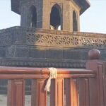 रायगडावर शिवसमाधीस्थळी लावलेला अनधिकृत बोर्ड हटवला; शिवप्रेमींच्या तक्रारीनंतर कारवाई