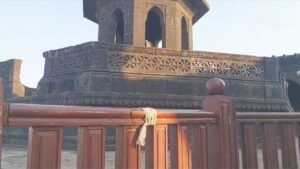 रायगडावर शिवसमाधीस्थळी लावलेला अनधिकृत बोर्ड हटवला; शिवप्रेमींच्या तक्रारीनंतर कारवाई