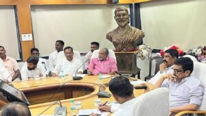 कर्जबाजारी आंबा बागायतदारांसाठी राजू शेट्टी सरसावले एपीएमसी बैठकीत महत्त्वाचे निर्णय