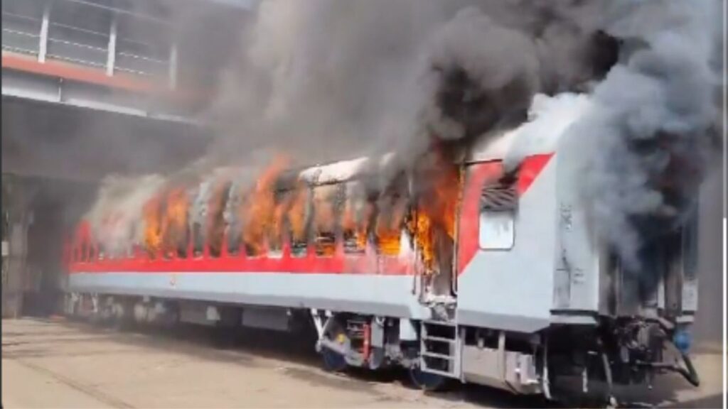 माटुंगा रेल्वे कार शेडमध्ये डब्याला भीषण आग वेल्डिंगच्या ठिणग्यांमुळे प्रसाराचा अंदाज