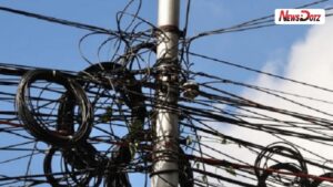 पुण्यात ओव्हरहेड केबल प्रश्नावर नवा पर्याय स्ट्रीट लाईट पोलवरून इंटरनेट केबल टाकण्याचा प्रस्ताव चर्चेत