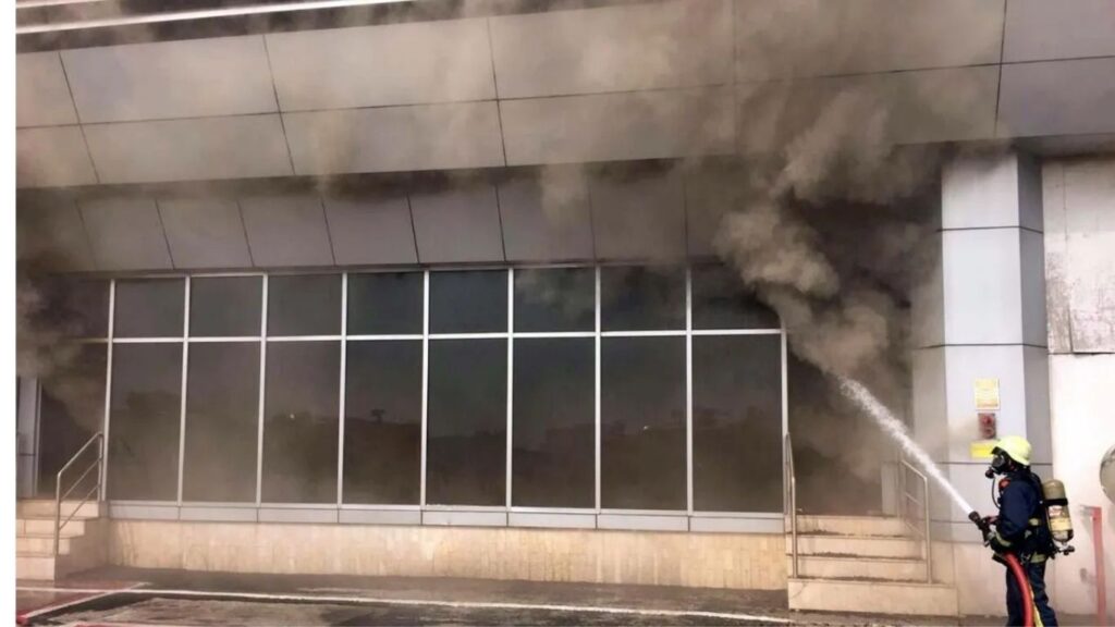 मुंबई विमानतळावर भीषण आग: टर्मिनल 1 च्या सीटिंग एरियात धुराचे लोट; प्रवाशांत घबराट, व्हिडिओ व्हायरल