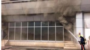 मुंबई विमानतळावर भीषण आग: टर्मिनल 1 च्या सीटिंग एरियात धुराचे लोट; प्रवाशांत घबराट, व्हिडिओ व्हायरल