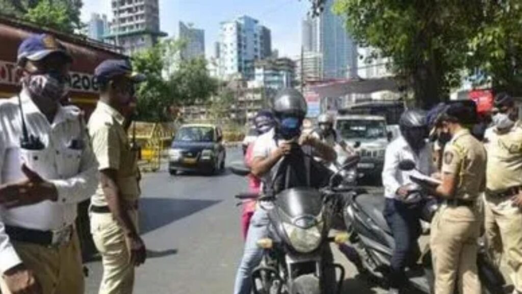 28 दिवसांत विक्रमी कारवाई: मुंबई वाहतूक पोलिसांकडून हजारो नियमभंग करणाऱ्यांवर दंड