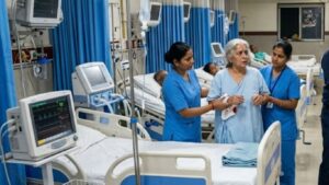 औंध जिल्हा रुग्णालयातील आयसीयूमध्ये धक्कादायक प्रकार; एका रुग्णाकडून वृद्ध महिलेला काचेने जखमी