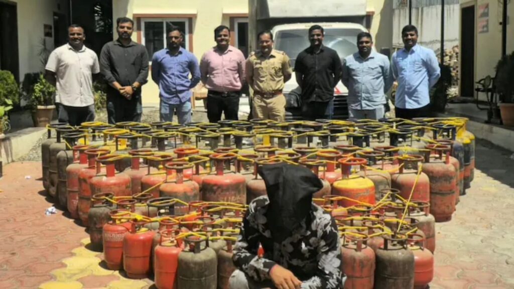 पुण्यात गॅस सिलिंडरचा काळाबाजार उघड 103 सिलिंडर जप्त, एक आरोपी अटकेत