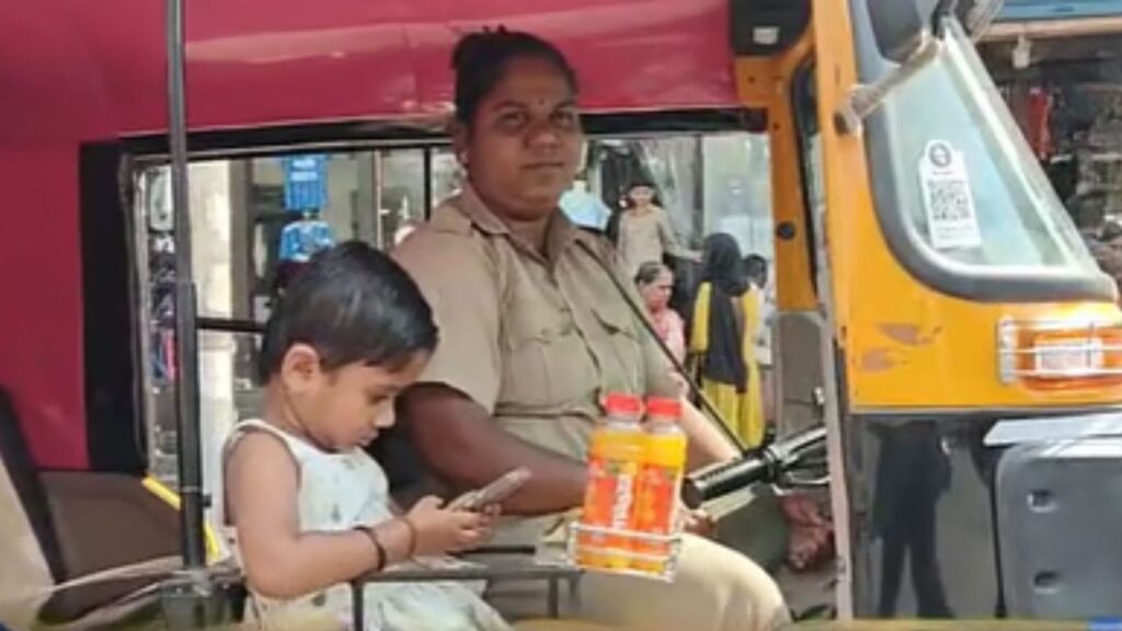 कल्याणची आधुनिक हिरकणी: ३ वर्षांच्या लेकीला सोबत घेऊन रिक्षा चालवणाऱ्या कोमल गायकवाड यांचा प्रेरणादायी संघर्ष