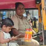 कल्याणची आधुनिक हिरकणी: ३ वर्षांच्या लेकीला सोबत घेऊन रिक्षा चालवणाऱ्या कोमल गायकवाड यांचा प्रेरणादायी संघर्ष