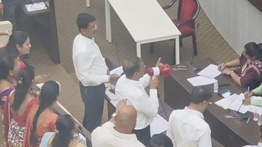 Ambernath News: माईक विरुद्ध मेगाफोन! अंबरनाथ नगरपालिकेच्या सभेत शिवसेना-भाजप खडाजंगी