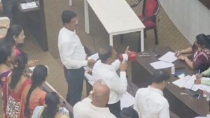 Ambernath News: माईक विरुद्ध मेगाफोन! अंबरनाथ नगरपालिकेच्या सभेत शिवसेना-भाजप खडाजंगी