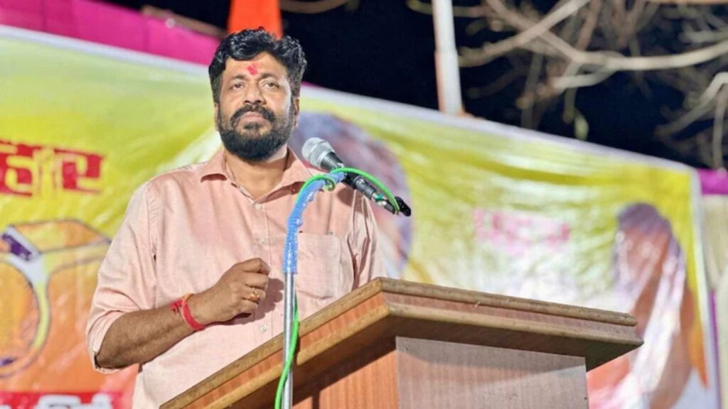 Bacchu Kadu Shiv Sena Entry: बच्चू कडूंची ‘घरवापसी’; एकनाथ शिंदे यांच्या उपस्थितीत शिवसेनेत प्रवेश