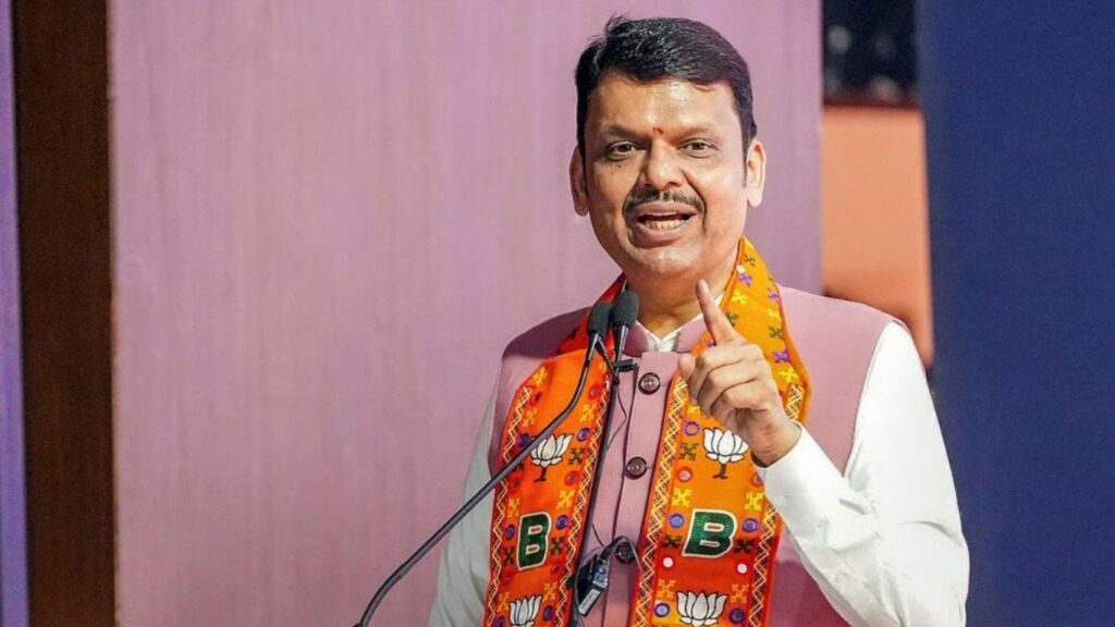 फडणवीसांचे 'सिग्नेचर वॉर'! विरोधकांच्या विरोधात एक कोटी महिलांची वज्रमूठ बांधणार…