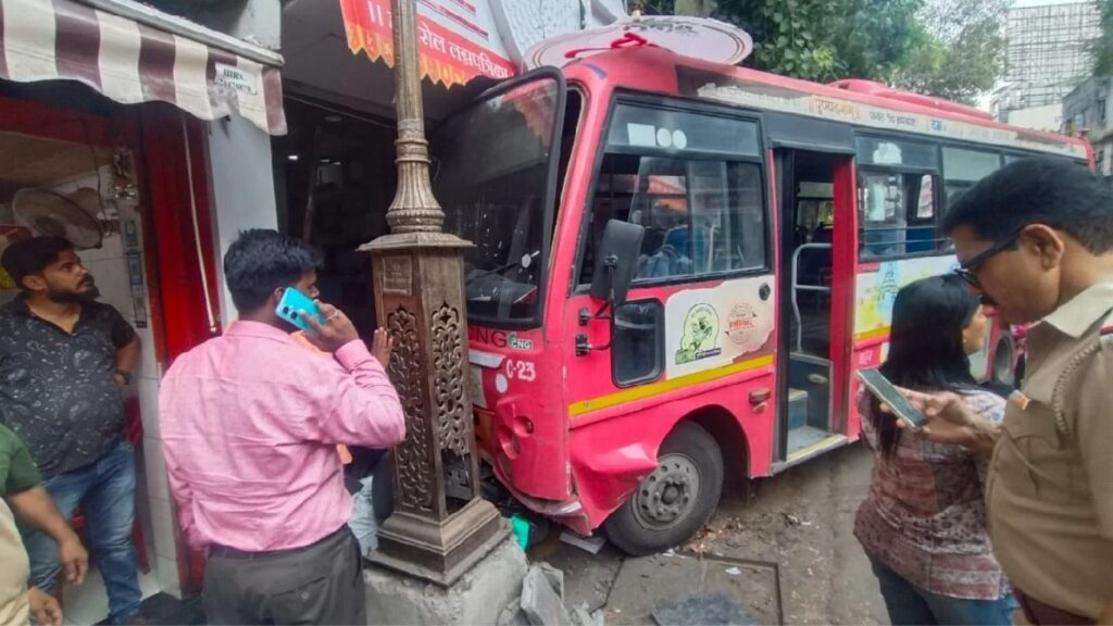 पुण्यात आप्पा बळवंत चौकात भीषण अपघात PMP बसचे ब्रेक फेल होऊन बस थेट दुकानात