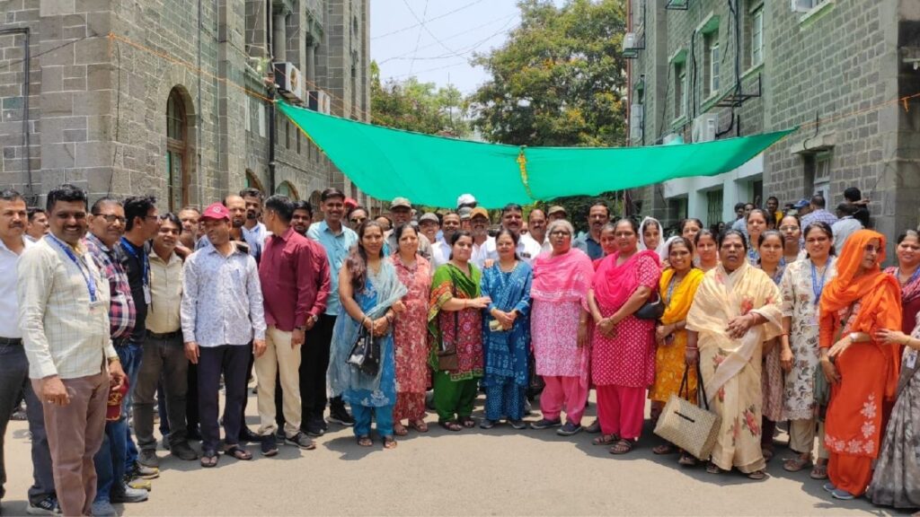 पुण्यात बेमुदत शासकीय संप: कार्यालये ठप्प, ३.८० लाख रिक्त पदे आणि प्रमुख मागण्यांवर कर्मचाऱ्यांचा एल्गार