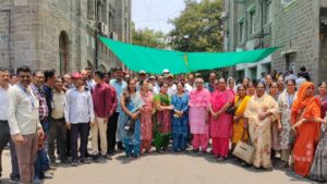 पुण्यात बेमुदत शासकीय संप: कार्यालये ठप्प, ३.८० लाख रिक्त पदे आणि प्रमुख मागण्यांवर कर्मचाऱ्यांचा एल्गार