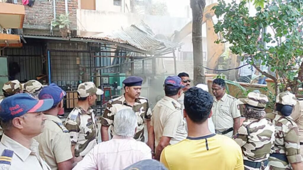 नवी सांगवी–पिंपळे गुरवमध्ये अनधिकृत बांधकामांवर कारवाई; PCMC कडून 2,075 चौ.मी. आरसीसी रचना पाडल्या