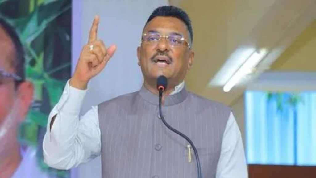 मंत्री प्रताप सरनाईक मराठी सक्तीवर ठाम रिक्षा-टॅक्सी चालकांसाठी अनिवार्य संवादाबाबत विशेष बैठक