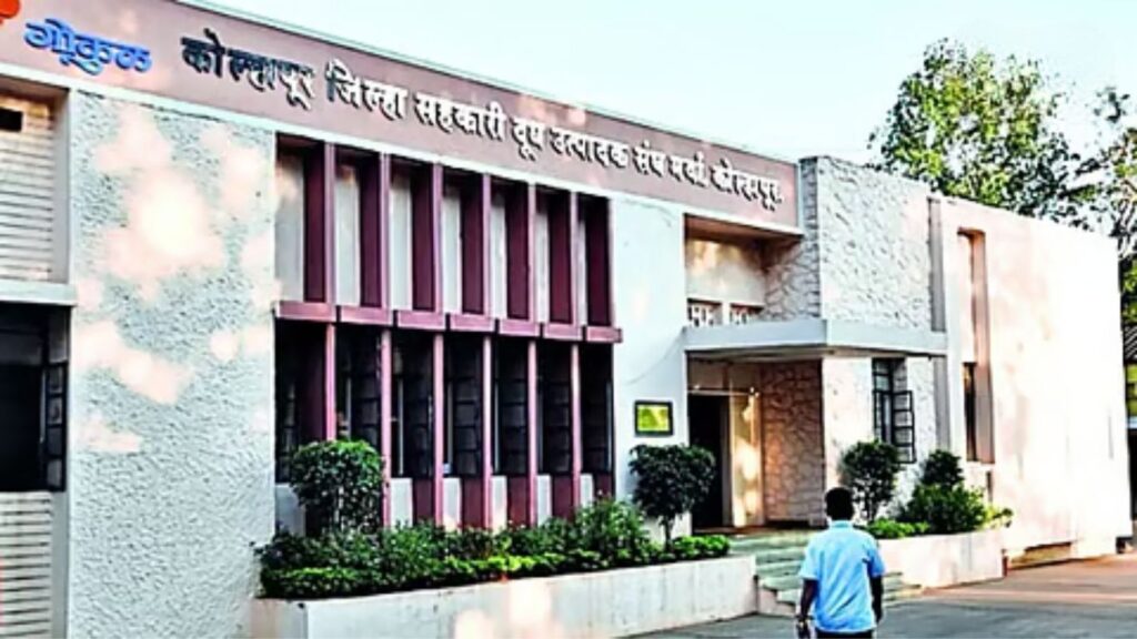 ‘गोकुळ’ ठरावांवरून राजकारण तापले 1200 दूध संस्थांच्या सुनावणीत दिरंगाईचा आरोप