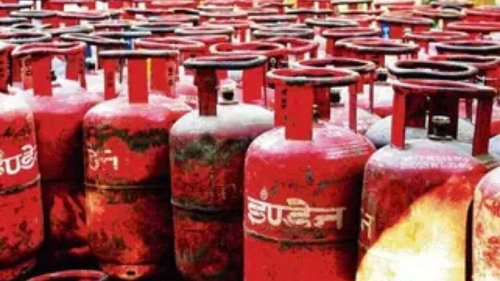 एलपीजी दरांमध्ये मोठी वाढ 19 किलो व्यावसायिक सिलिंडर जवळपास ₹3000