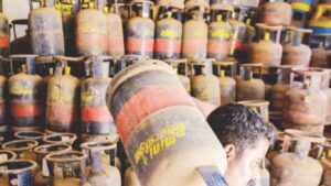 गॅस दरवाढीचा भडका! व्यावसायिक सिलेंडर 993 रुपयांनी महाग; घरगुती LPG दरवाढीचेही संकेत