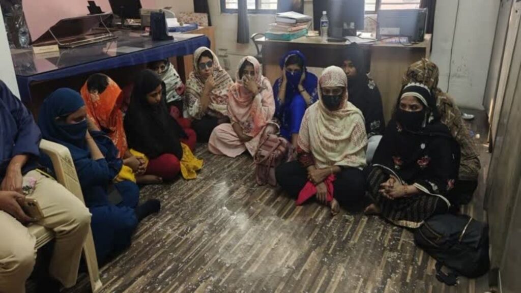 बुधवार पेठेत कॉम्बिंग ऑपरेशन ५ बांगलादेशी महिलांना फरासखाना पोलिसांनी ताब्यात घेतले