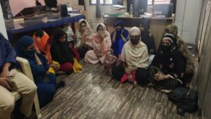बुधवार पेठेत कॉम्बिंग ऑपरेशन ५ बांगलादेशी महिलांना फरासखाना पोलिसांनी ताब्यात घेतले