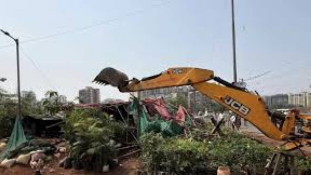 अर्नाळा, विरार येथे महसूल विभागाची तोडक कारवाई आदिवासी घरांवर कारवाईमुळे तणाव